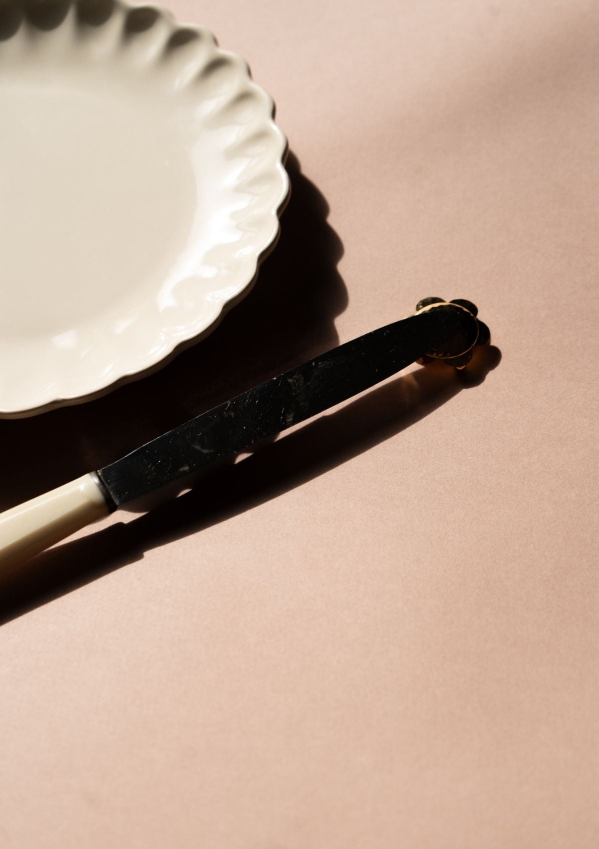 Jewelled Knife Rest In Gold Flower