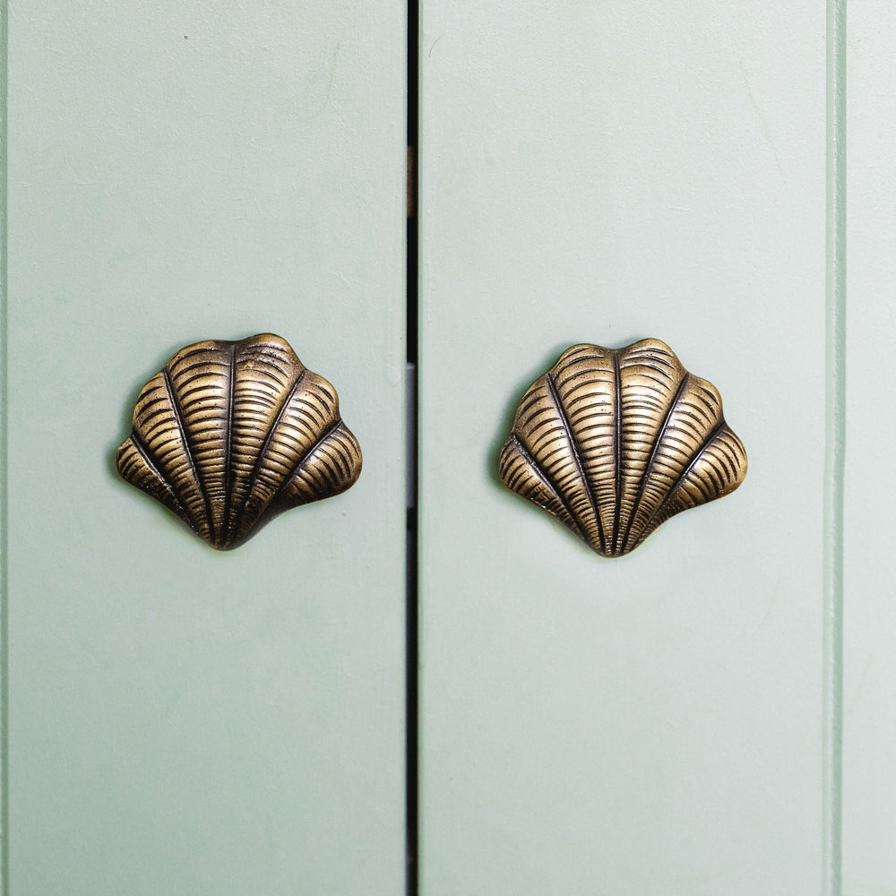 Curved Shell Knob, Anqtiue Brass