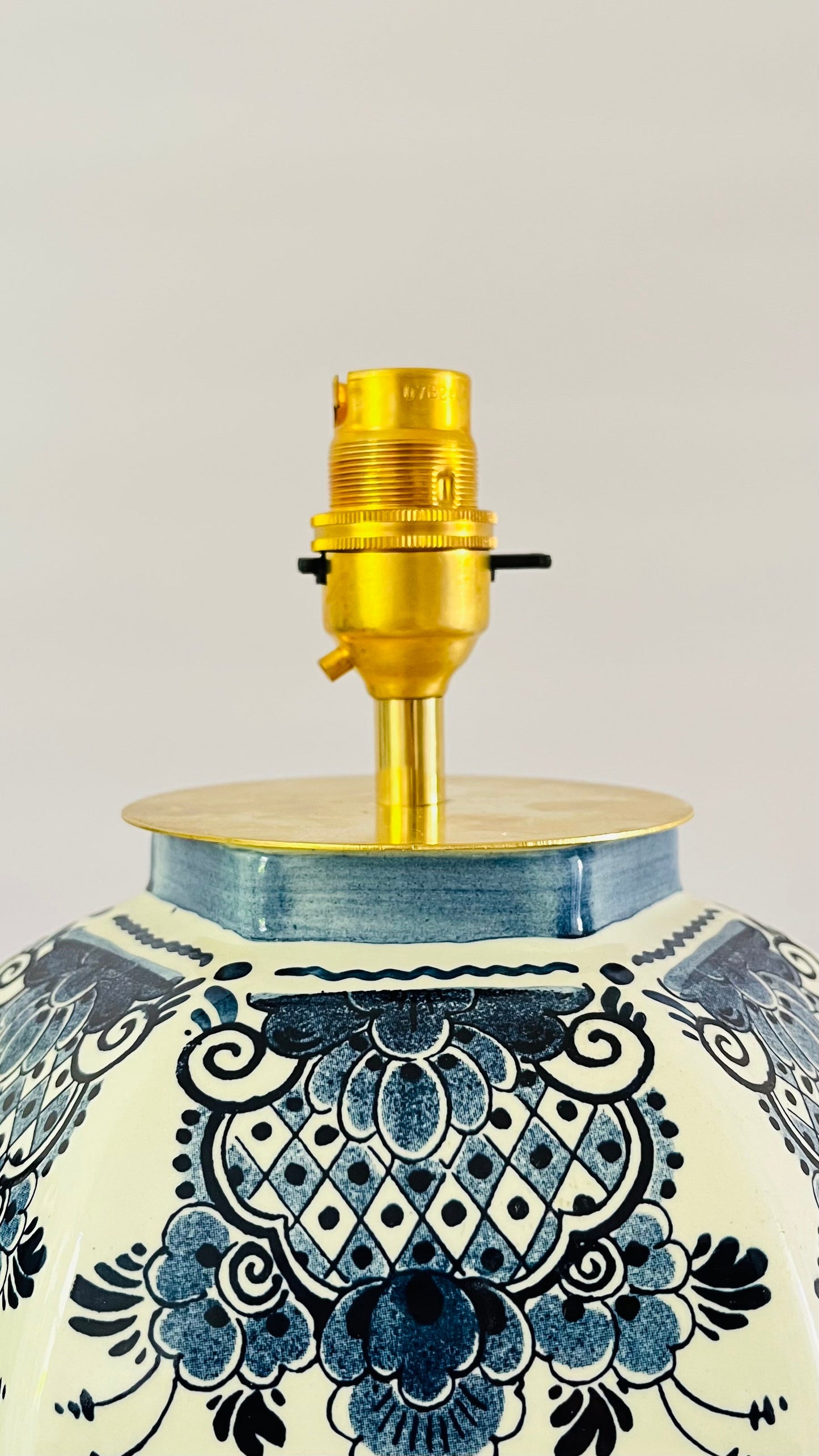 Antique Delft ‘Distel’ Lamp