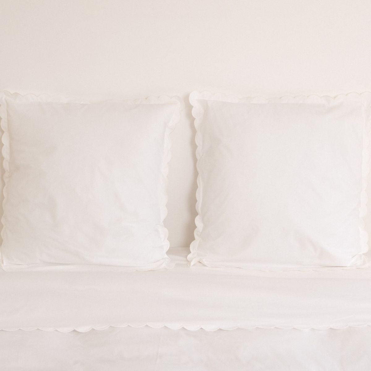 The Scalloped Pillowcases in White Cotton Percale (Set of 2)