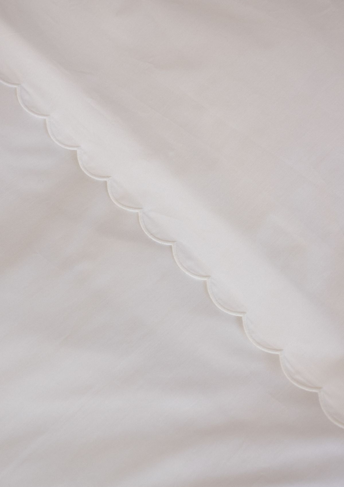The Scalloped Duvet Cover in White Cotton Percale