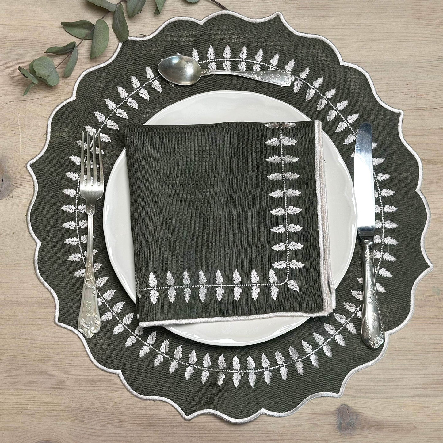 COURONNE - Garland Embroidery Placemat and Napkin Set