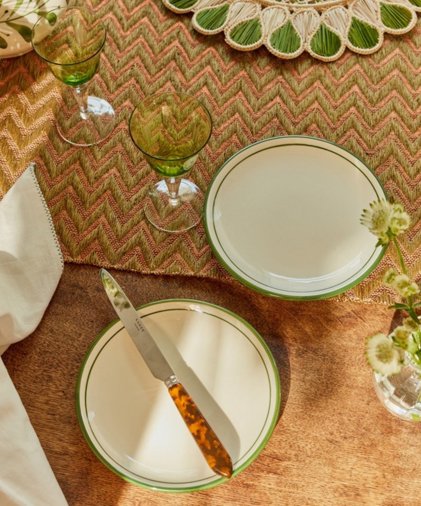 Hand-painted Rim Bread Plate in Fern Green, Carmen del Viboral ceramic.