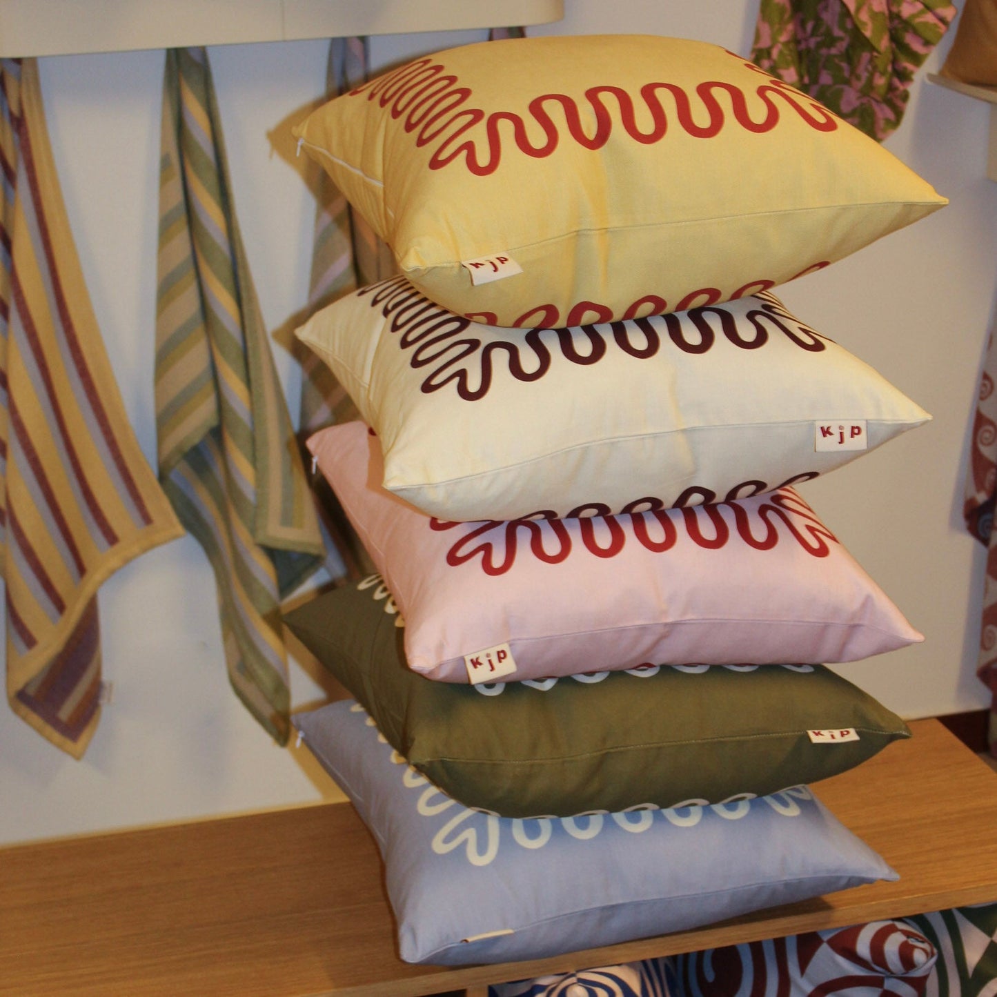 Pillow / Meander / Raspberry Jam