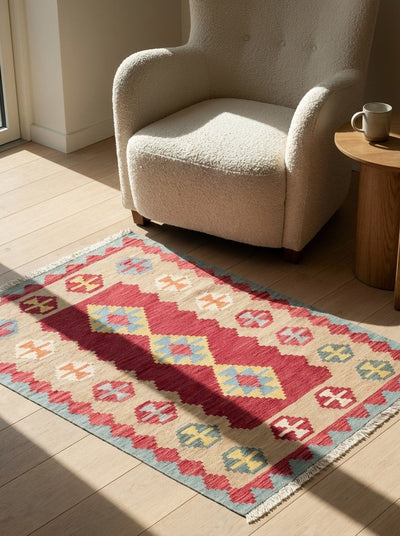Kelim Gashgai — Handmade, 109x164 cm, Red, 100% Virgin Wool | Detail view