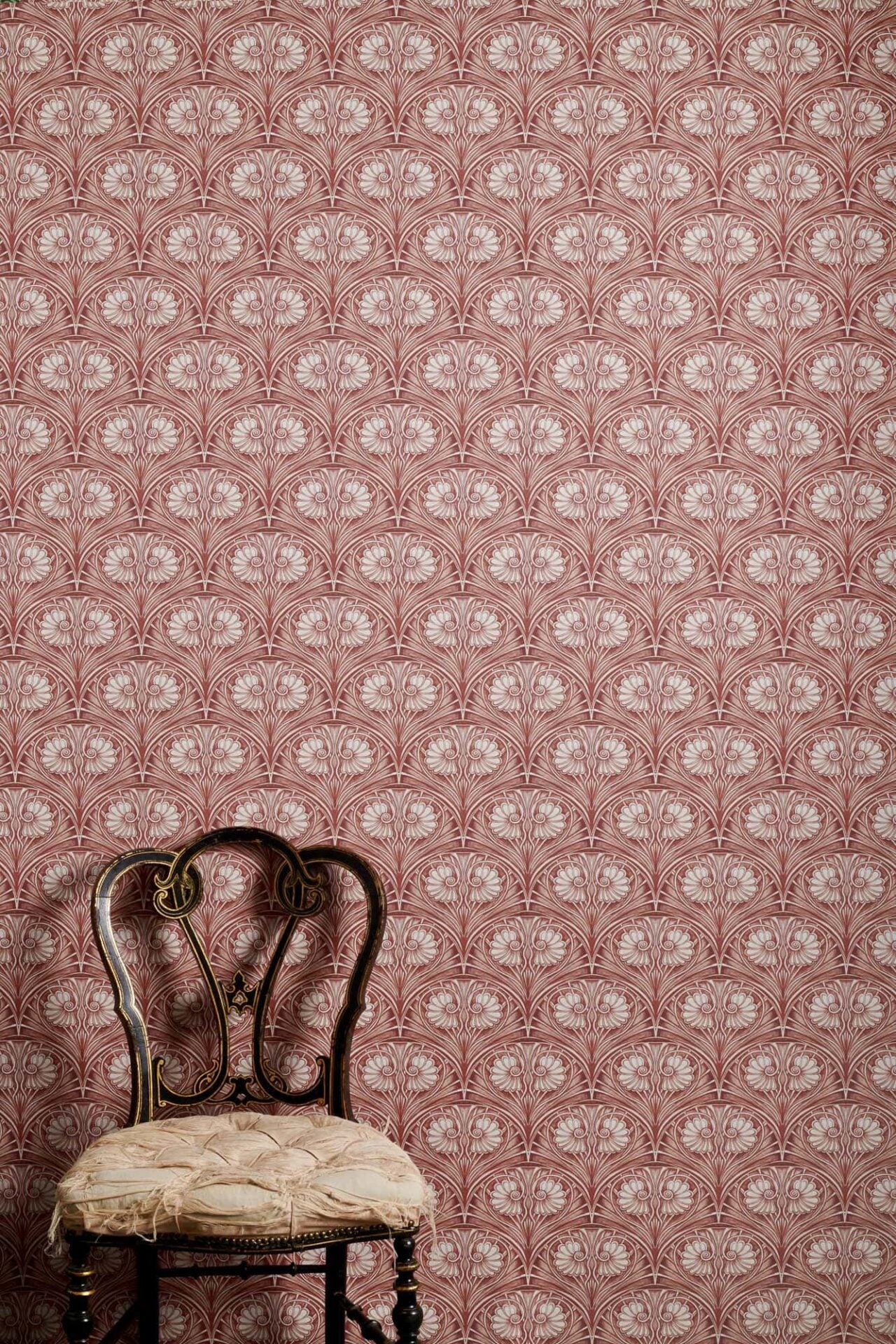 Loulou Rose pink scallop wallpaper with Art Deco inspired curved pattern printed on non-woven paste-the-wall paper