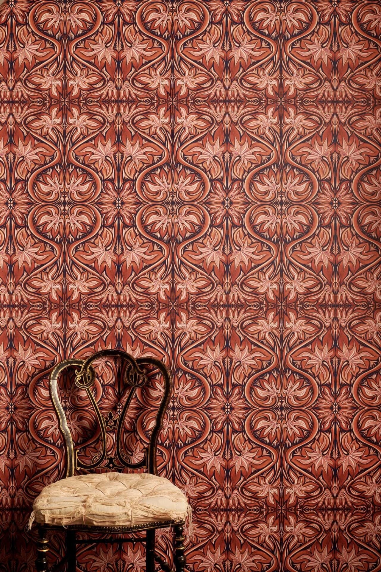 Vittoria Flame floral wallpaper in red and dark blue with flowing Art Nouveau motifs