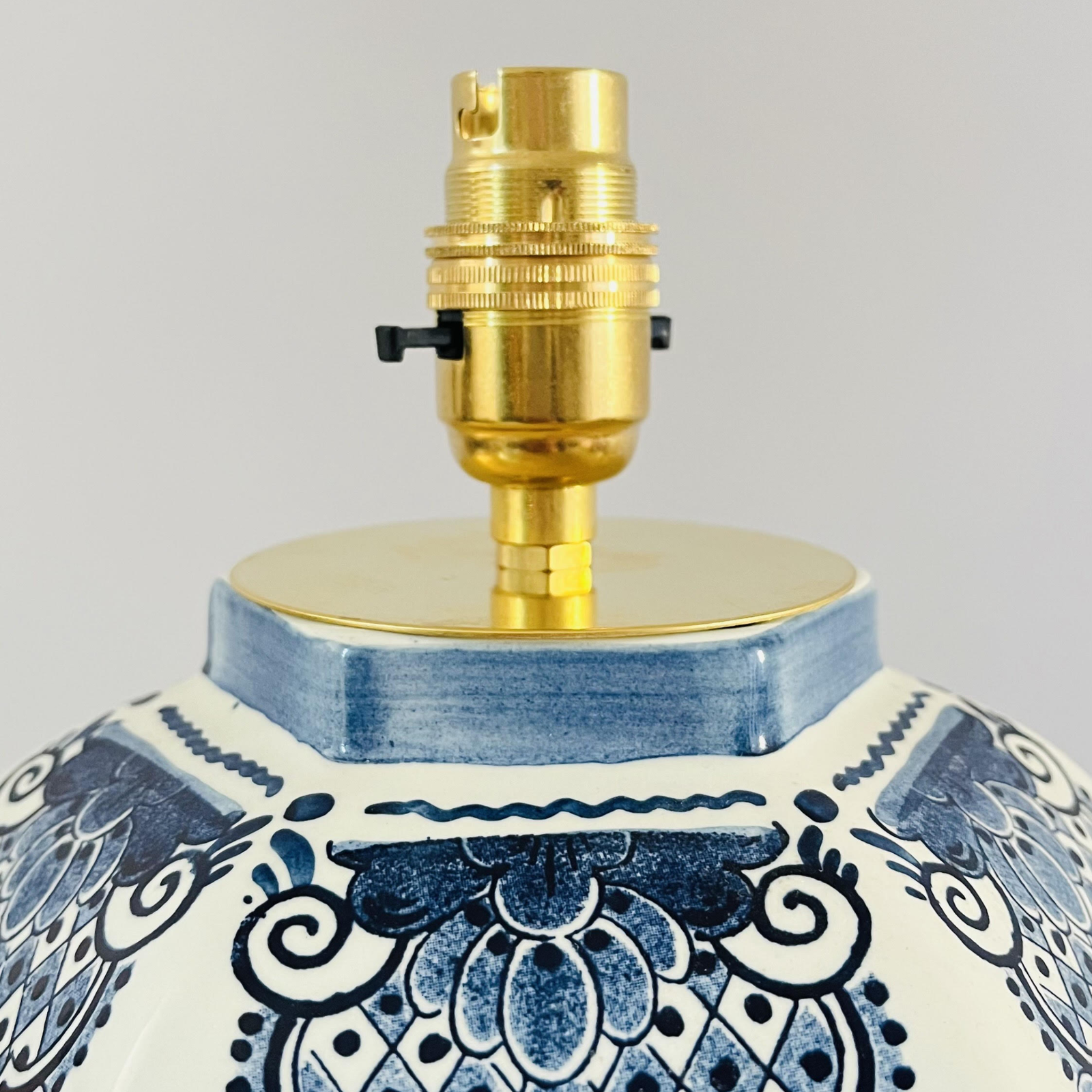 Antique Delft ‘Distel’ Lamp