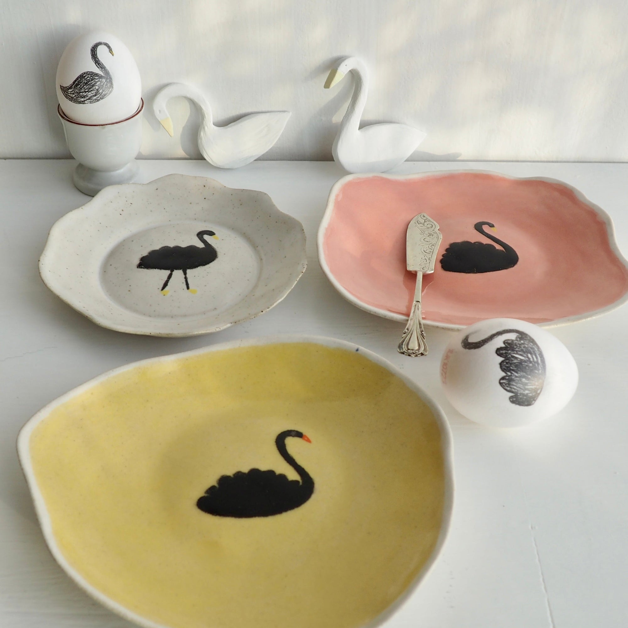 3 black swan ceramic plates