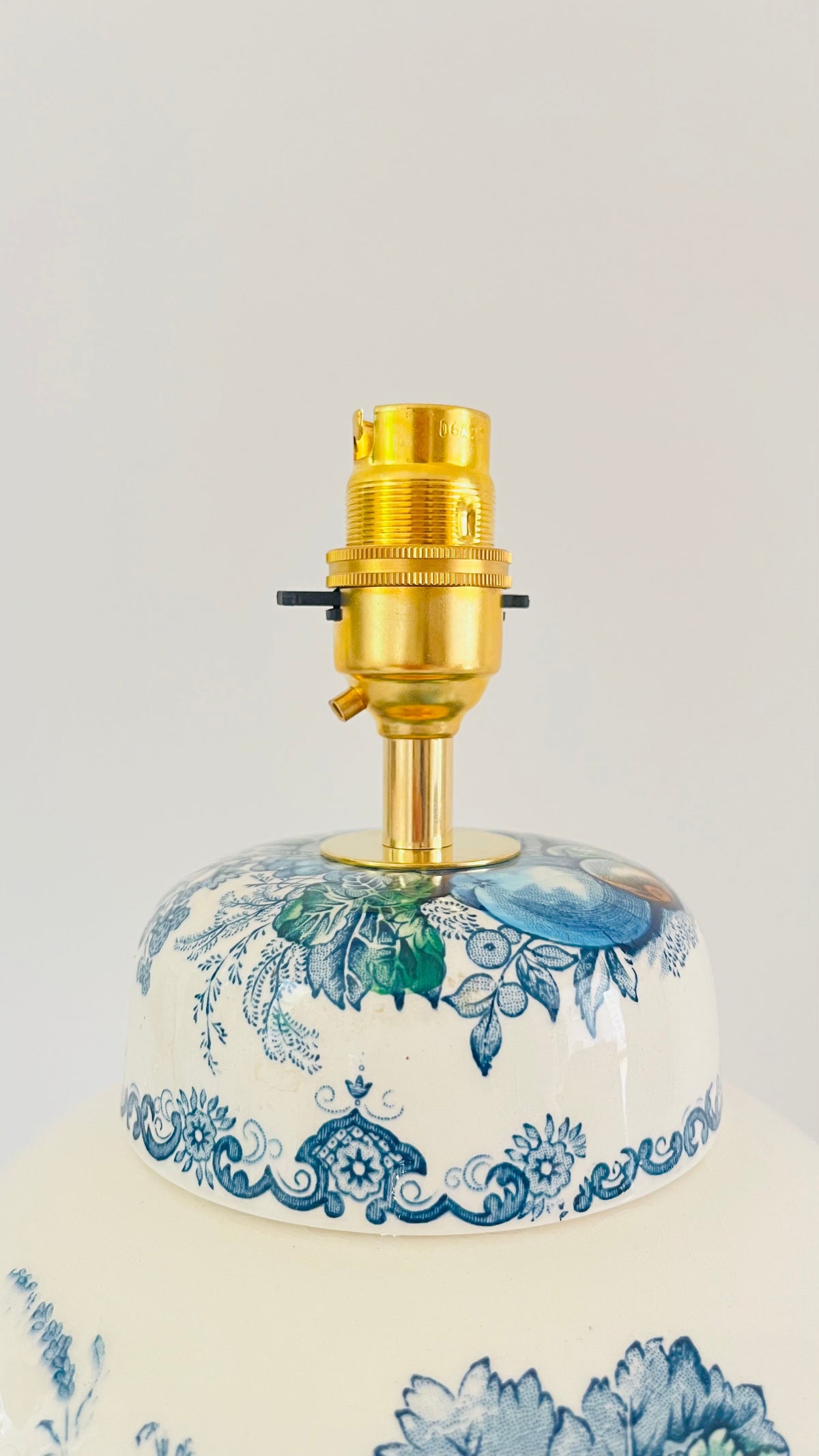 Large Antique Mason’s ‘Fruit Basket’ Lamp