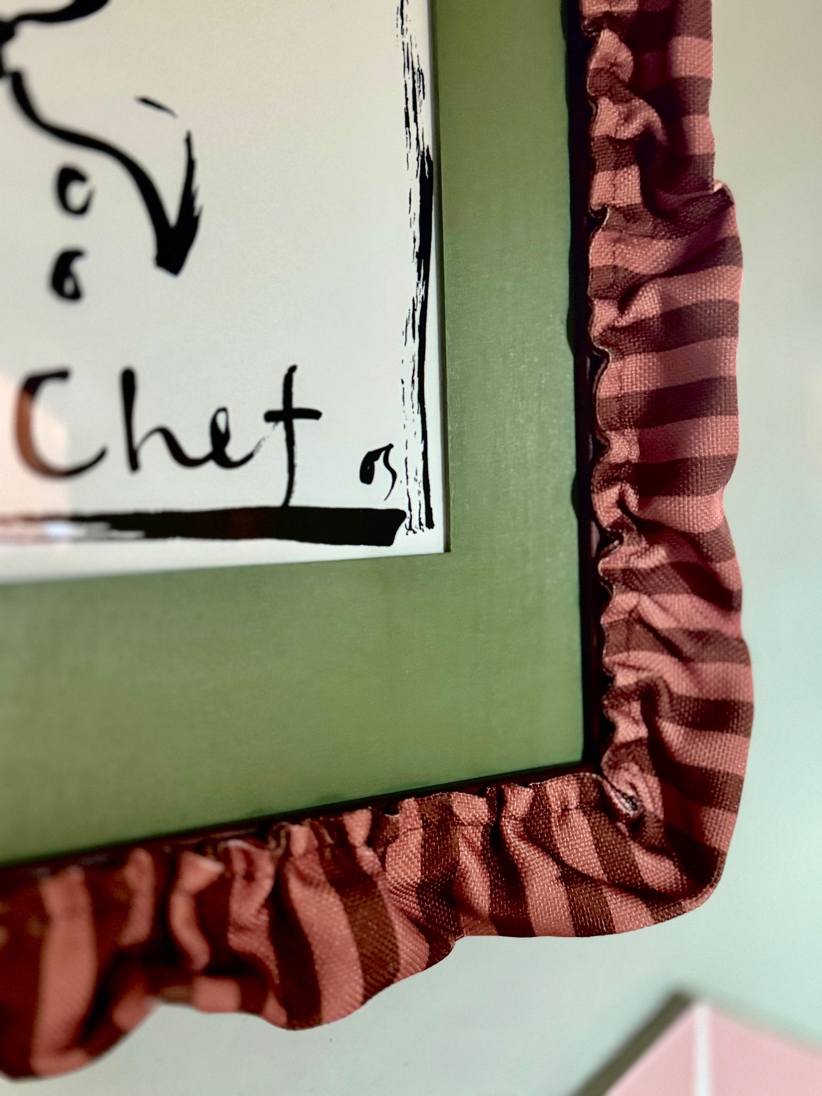 Cappuccino Ruffle Frame