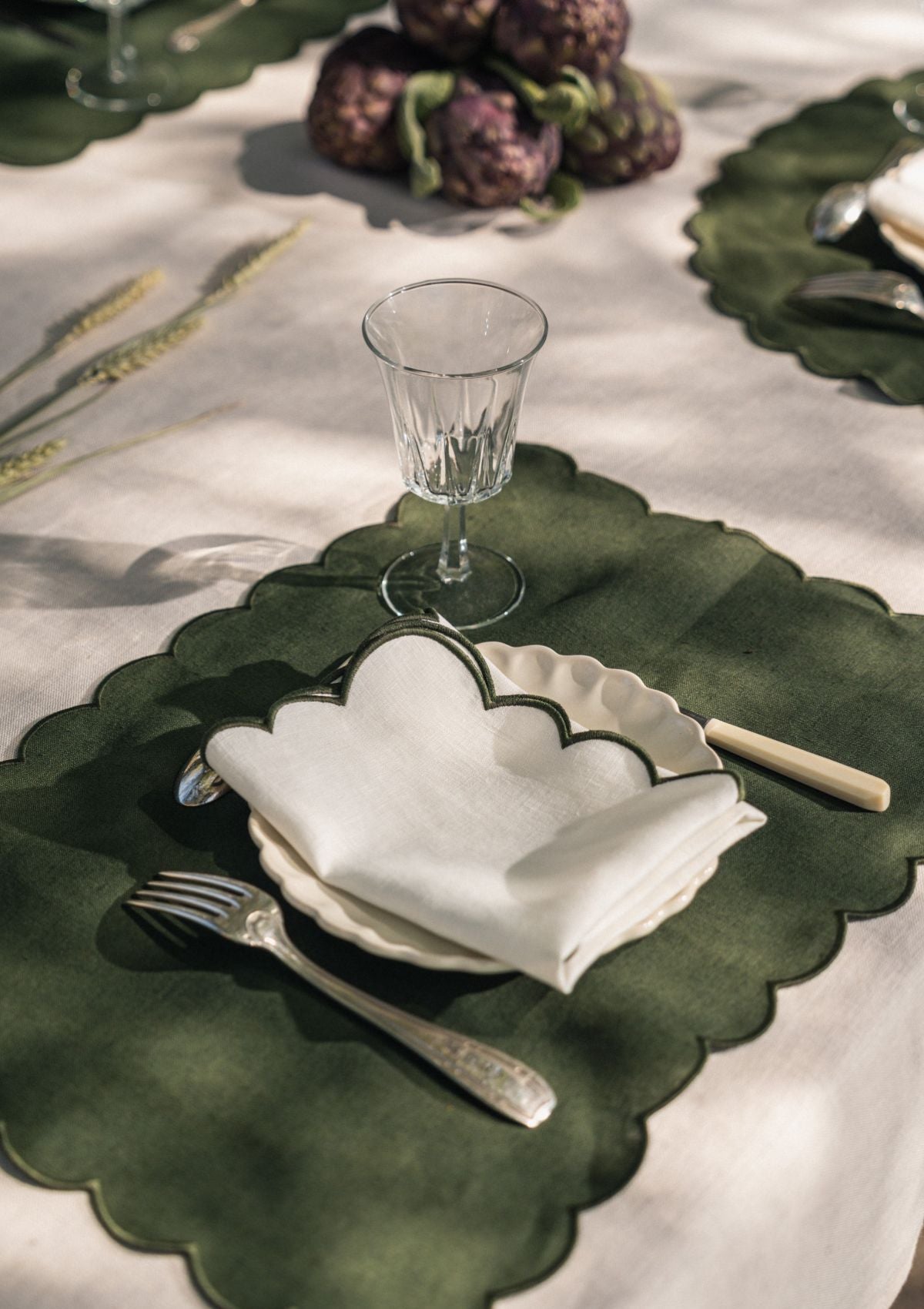 The White and Forest Green Linen Scalloped Napkins (Set of 2)