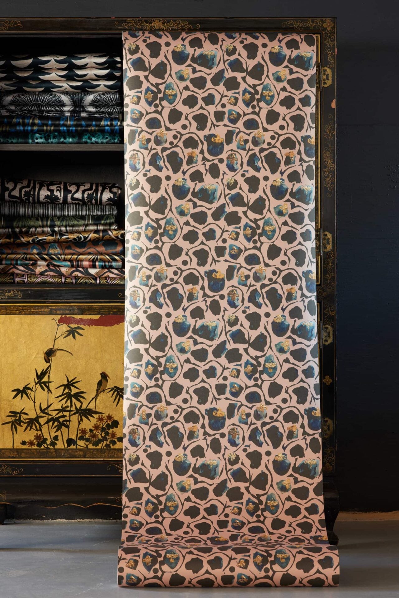 Giraffe Blush Wallpaper