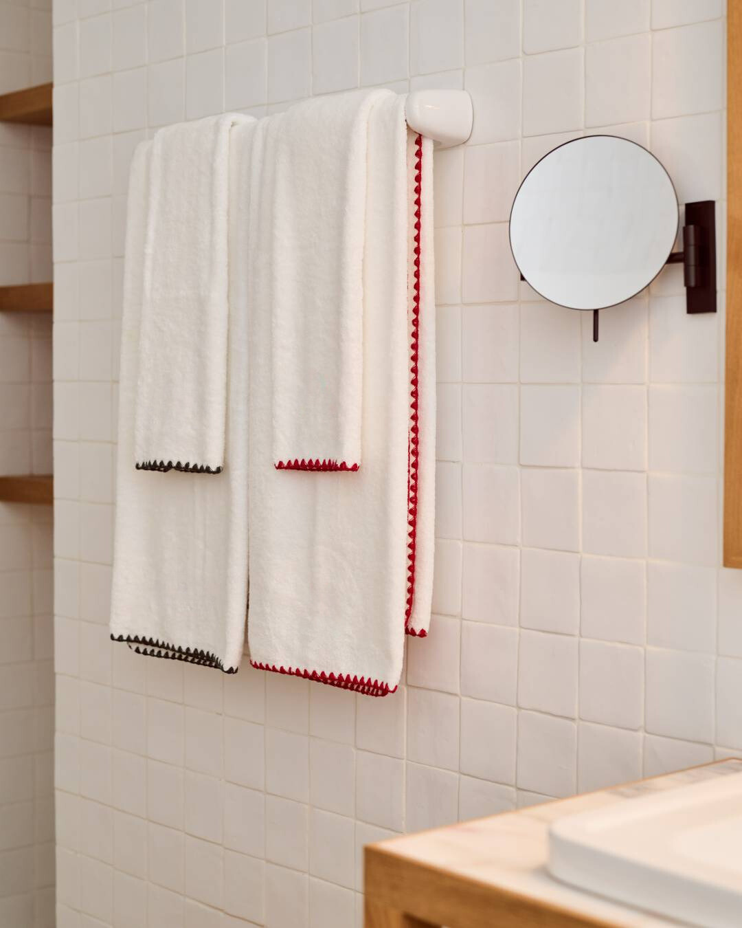 Toalha de Banho Algodão Concha Branco com Vermelho