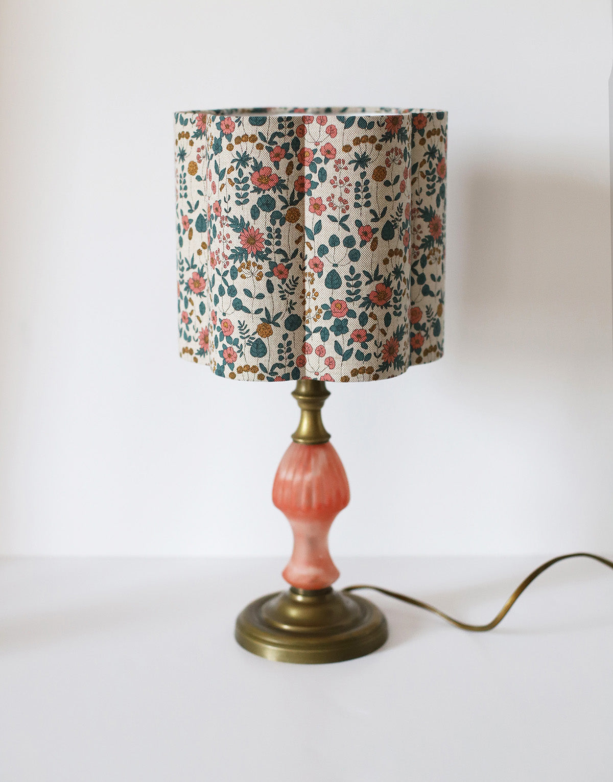Abat-jour florale beige en coton, pied rose pastel et base métal antique, lampe de table rétro.
