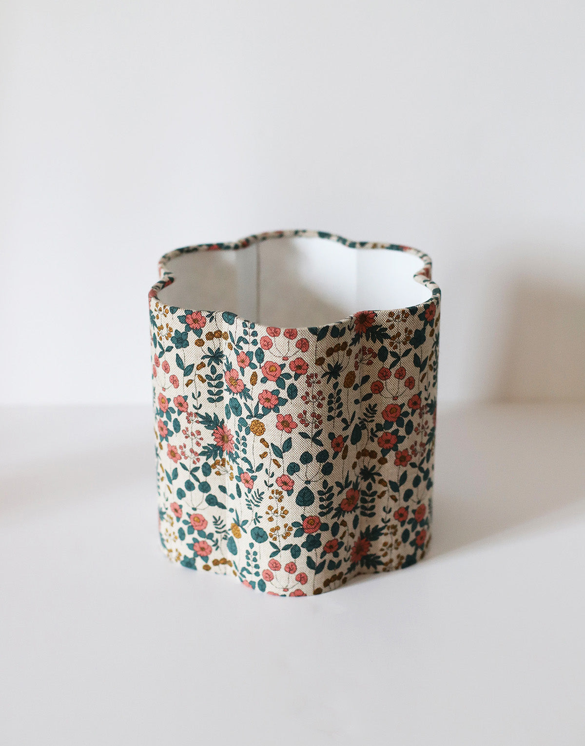 Abat-jour fleur Flora en coton beige fleuri, fait main, avec motif floral coloré sur fond clair.