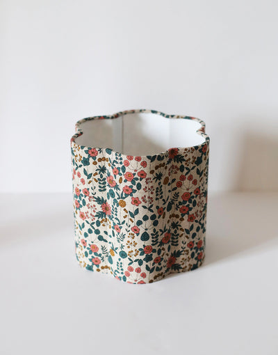 Abat-jour fleur Flora en coton beige fleuri, fait main, avec motif floral coloré sur fond clair.