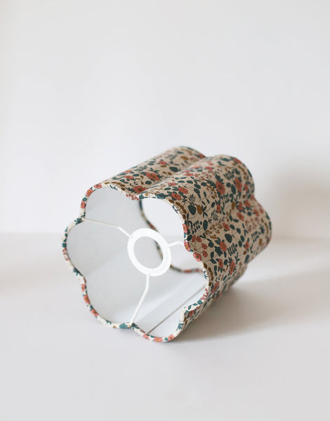 Abat-jour floral beige en coton, motif fleurs colorées, fait main, structure cylindrique avec’ouverture circulaire.