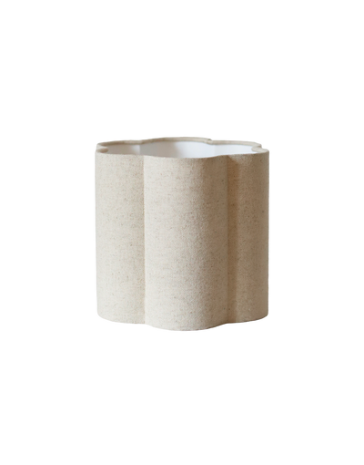 Abat-jour rond en coton beige uni, forme fleur stylisée, texture naturelle et légère.