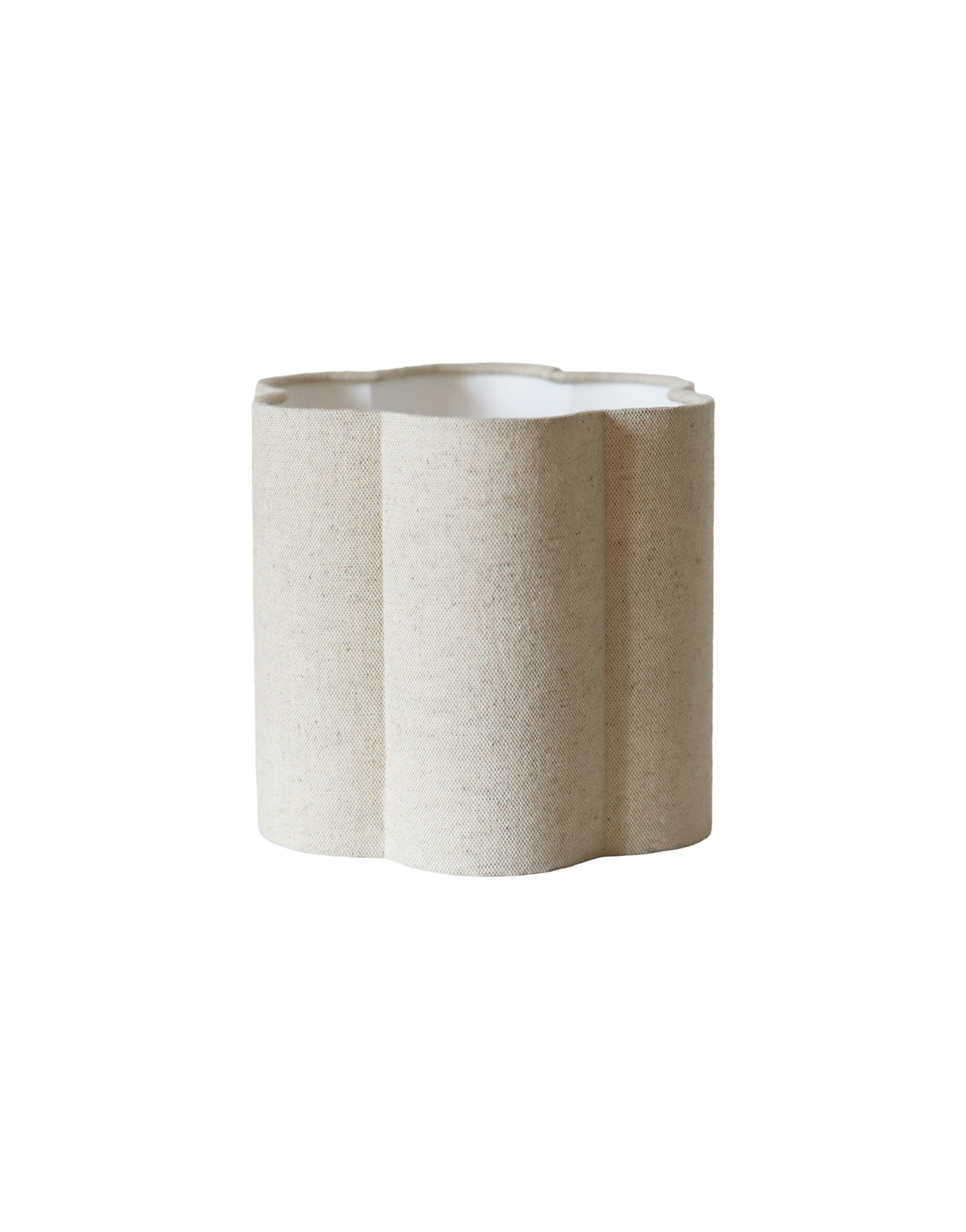 Abat-jour rond en coton beige uni, forme fleur stylisée, texture naturelle et légère.