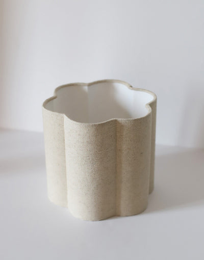 Abat-jour en forme fleur uni Flora « classic », texture toile beige, coupe ondulée ondulée sur les bords.