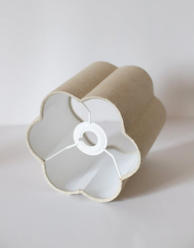 Abat-jour fleur uni Flora “classic” en forme de coupe avec structure blanche à l’intérieur, tissu écru beige.