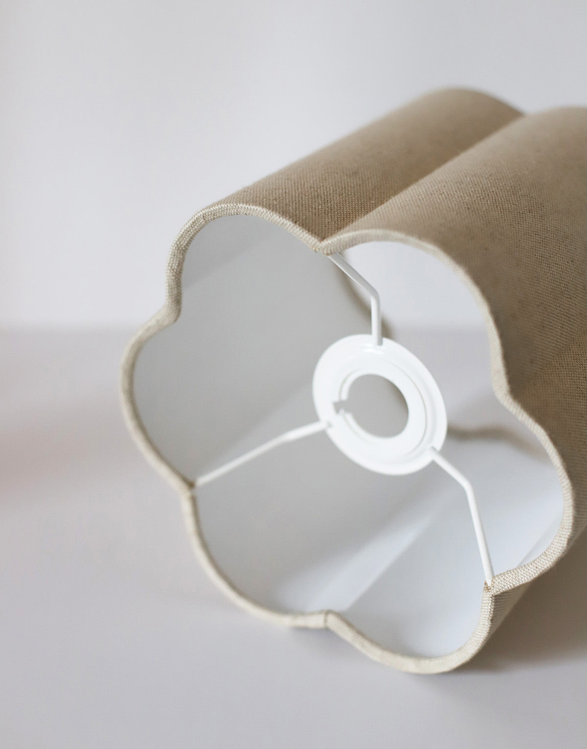 Abat-jour floral beige uni Flora "classic" vu de dessous, structure métallique blanche visible.