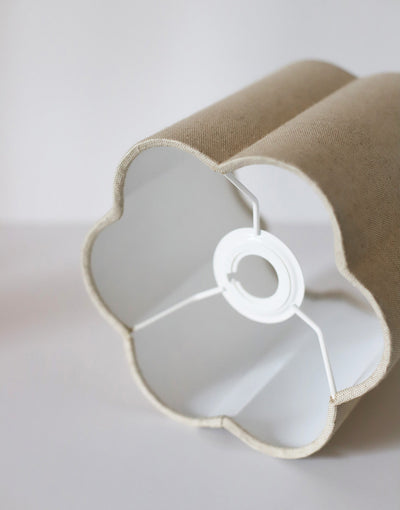 Abat-jour floral beige uni Flora "classic" vu de dessous, structure métallique blanche visible.