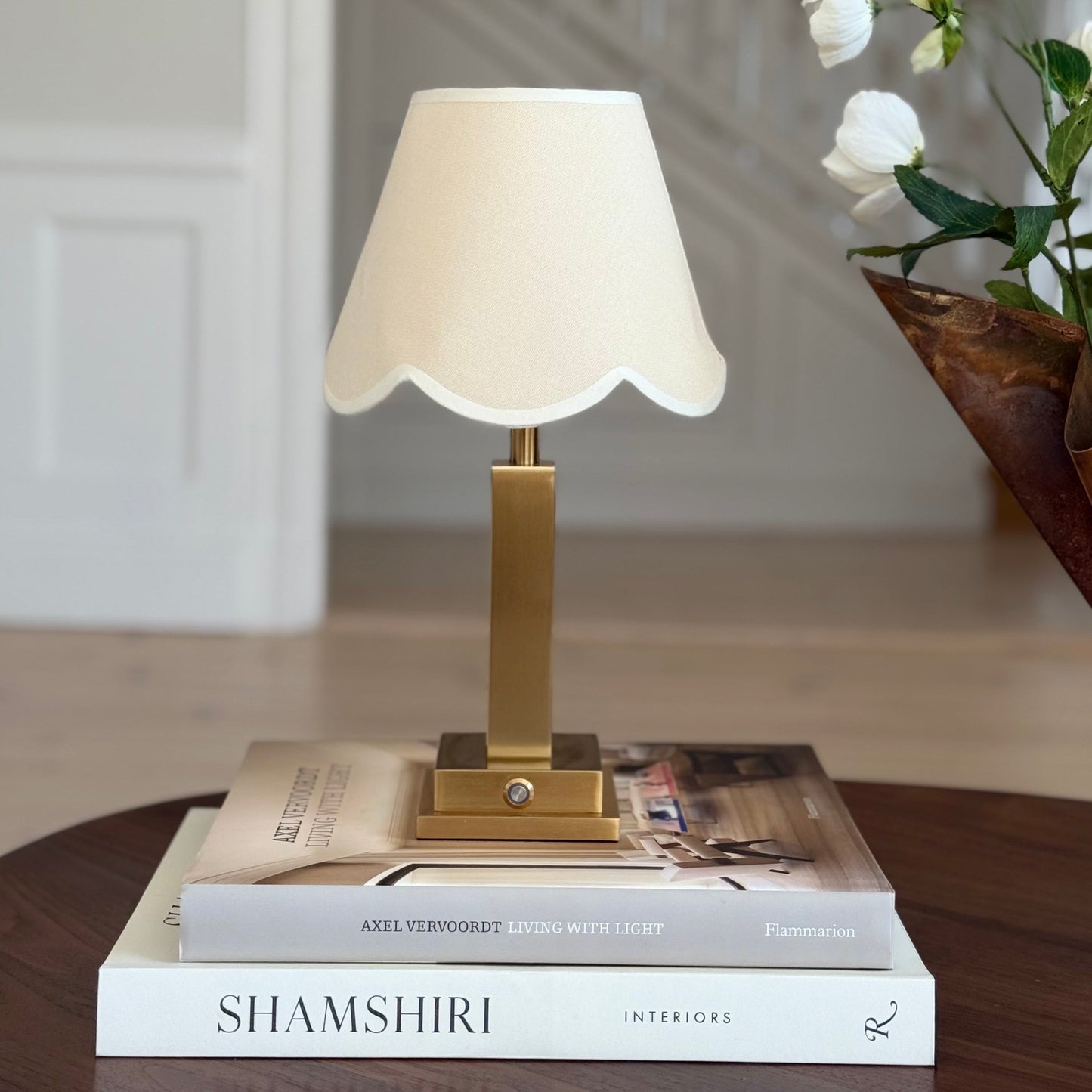 Athena Slim Rechargeable Table Lamp (White Scallop)