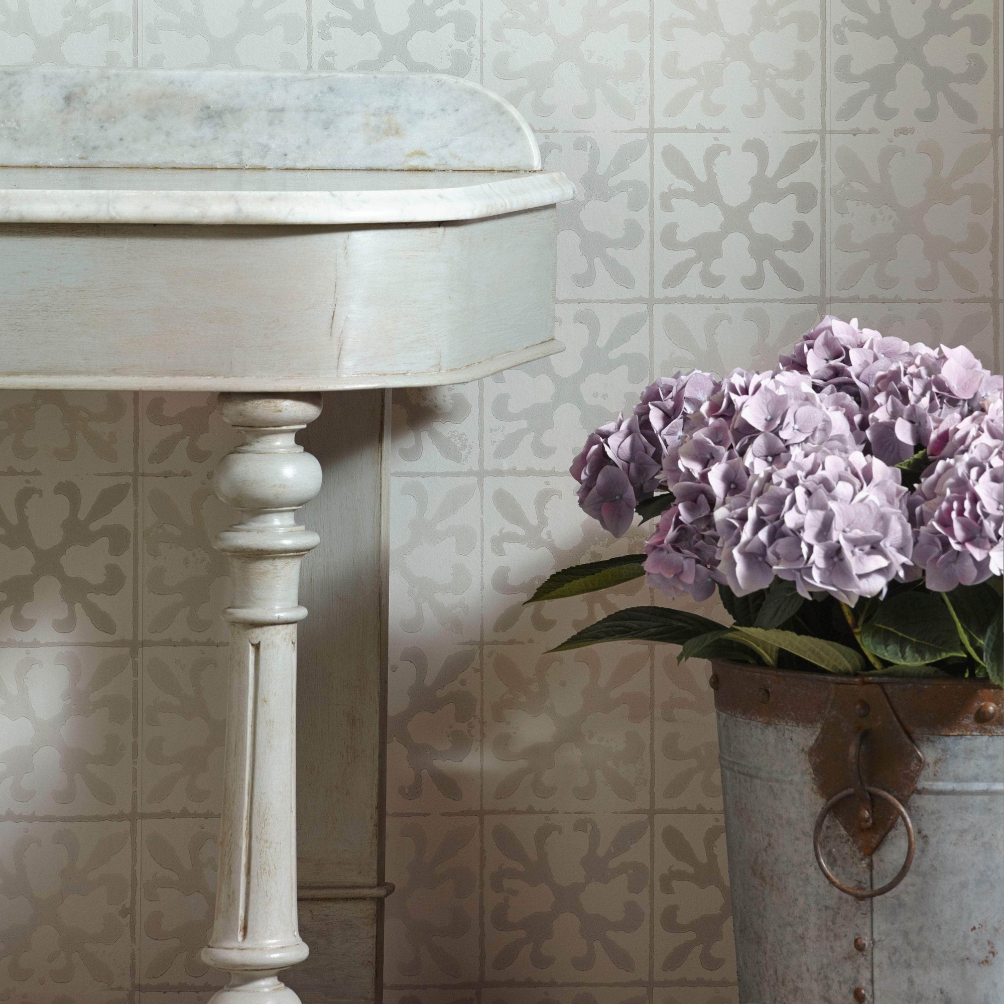 Fleur de Lys Tile Wallpaper