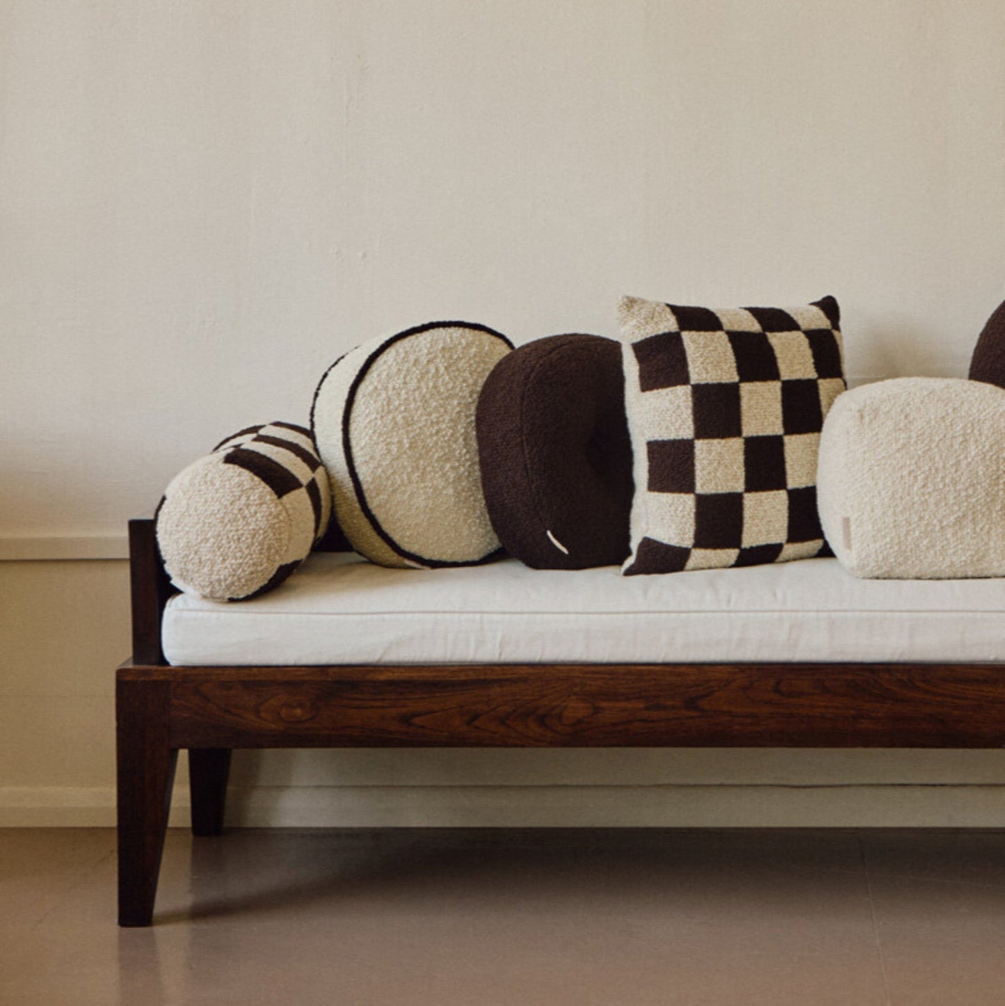 Le Rond - Moyen - Wool Bouclé Cushion - Chocolate