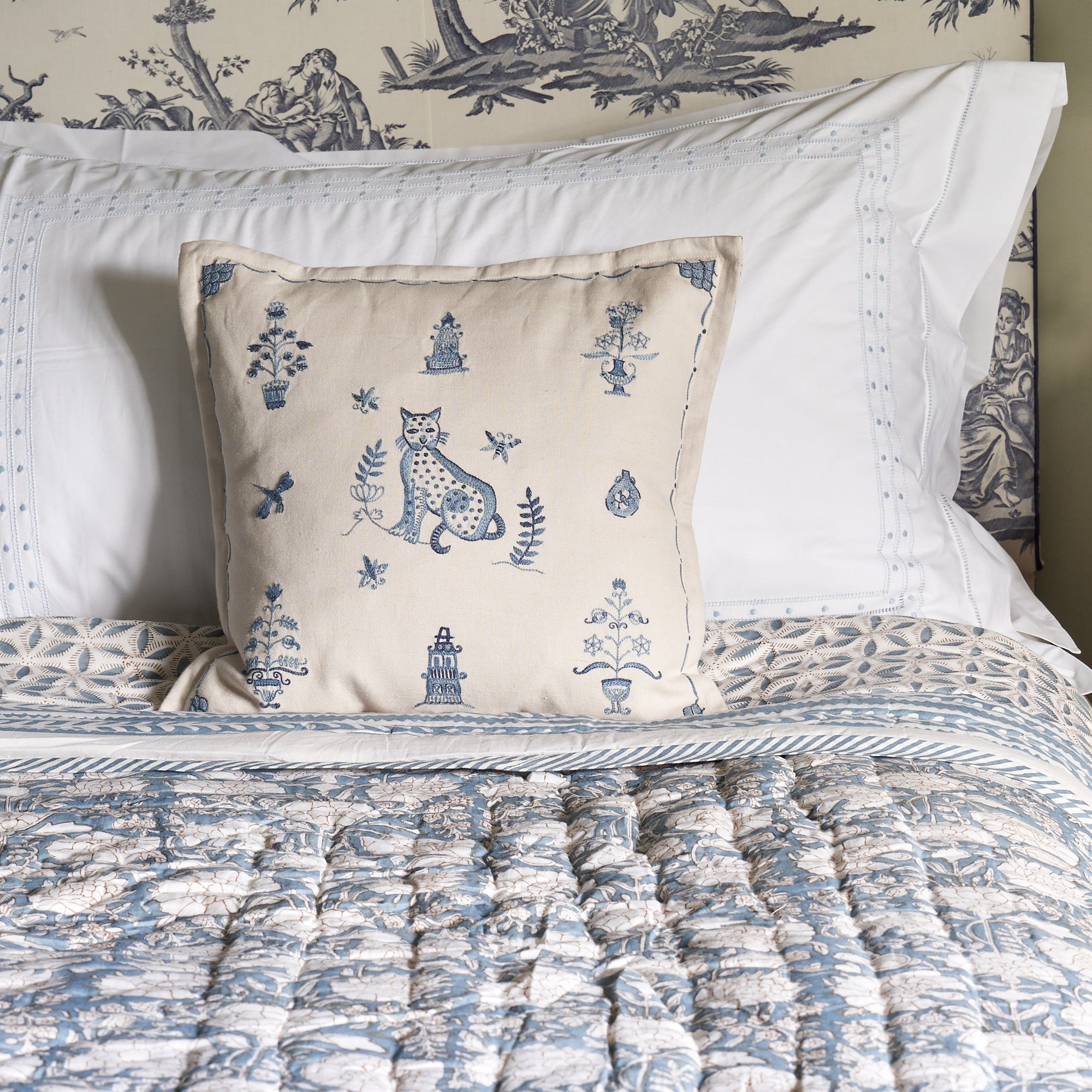 Beautiful cotton quilt block printed with a abstract floral design with all-over floral reverse and striped border. 