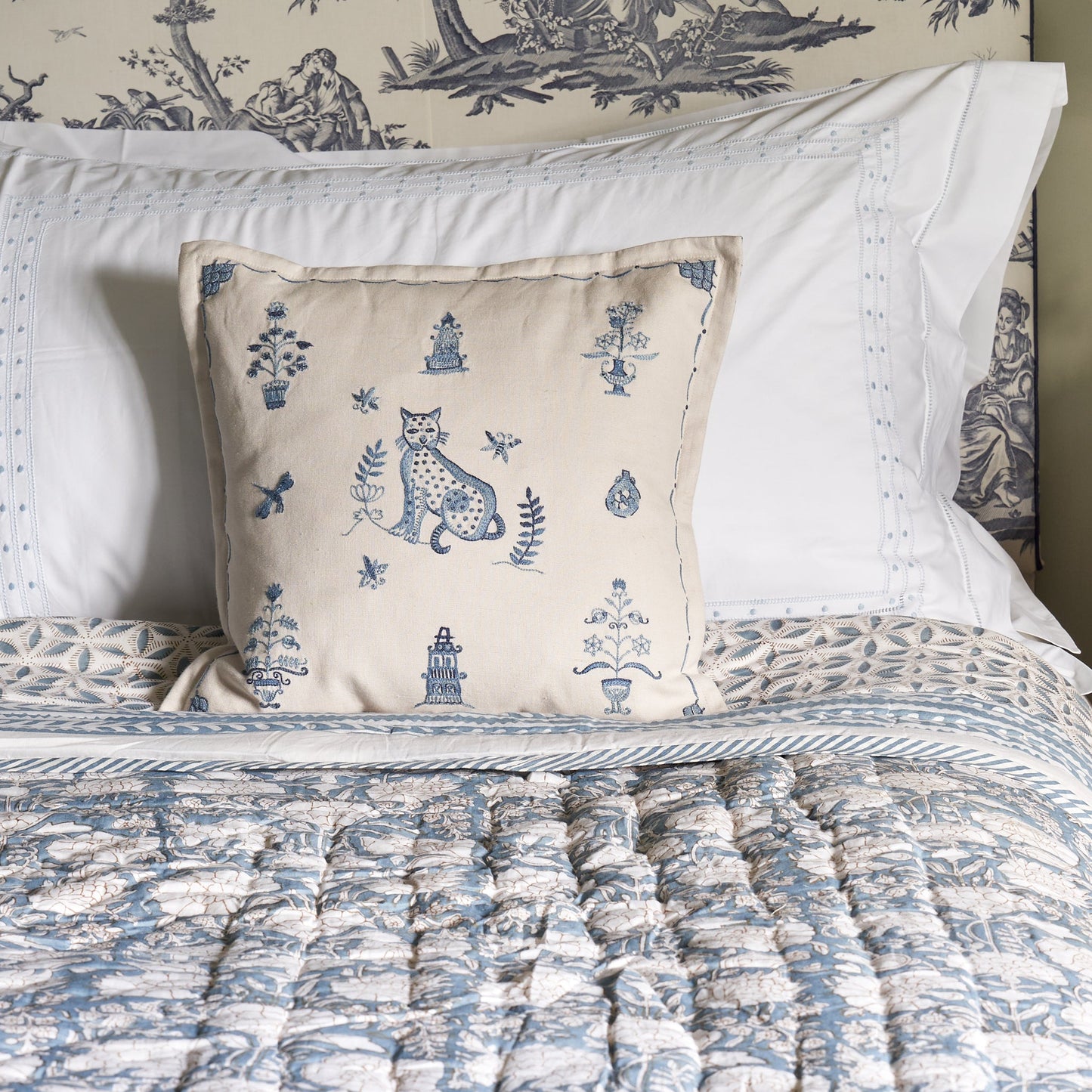 Beautiful cotton quilt block printed with a abstract floral design with all-over floral reverse and striped border. 
