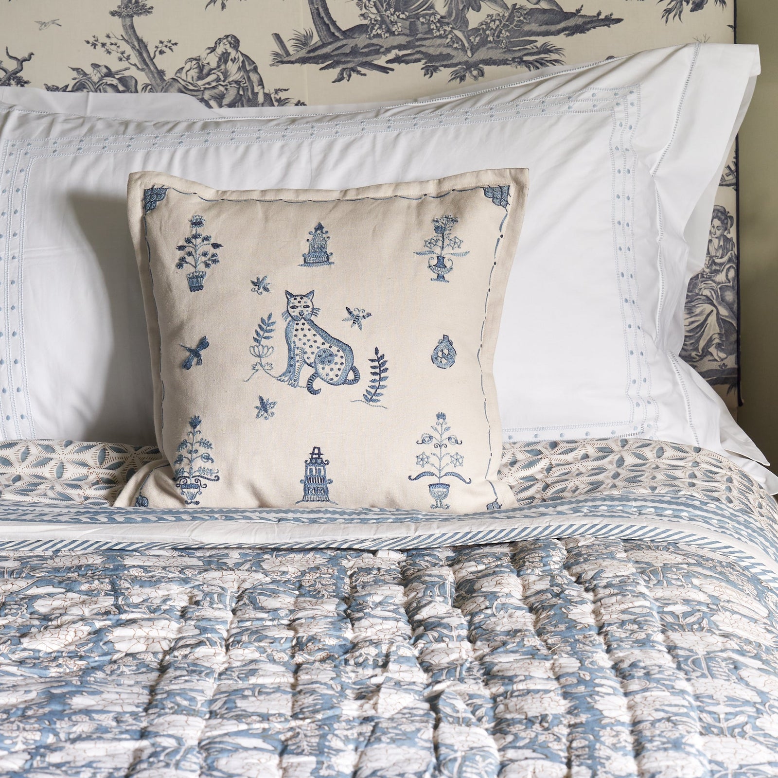 Beautiful cotton quilt block printed with a abstract floral design with all-over floral reverse and striped border. 