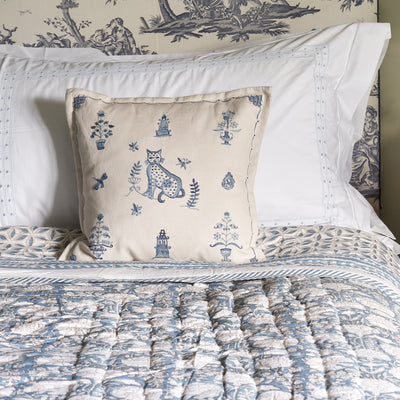 Beautiful cotton quilt block printed with a abstract floral design with all-over floral reverse and striped border. 