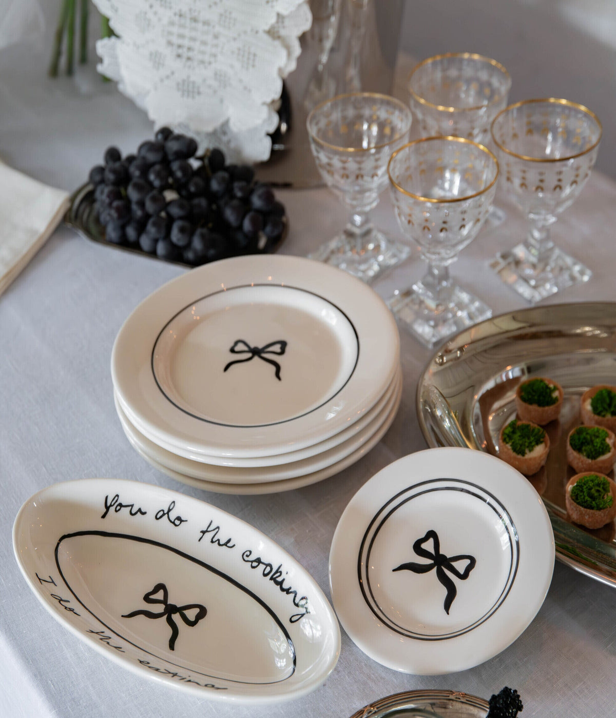 Bow Small Serving Plate - Black 26 cm