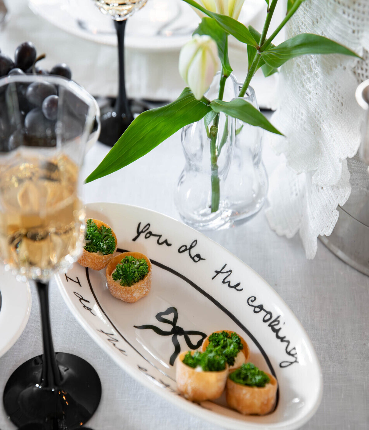 Bow Small Serving Plate - Black 26 cm