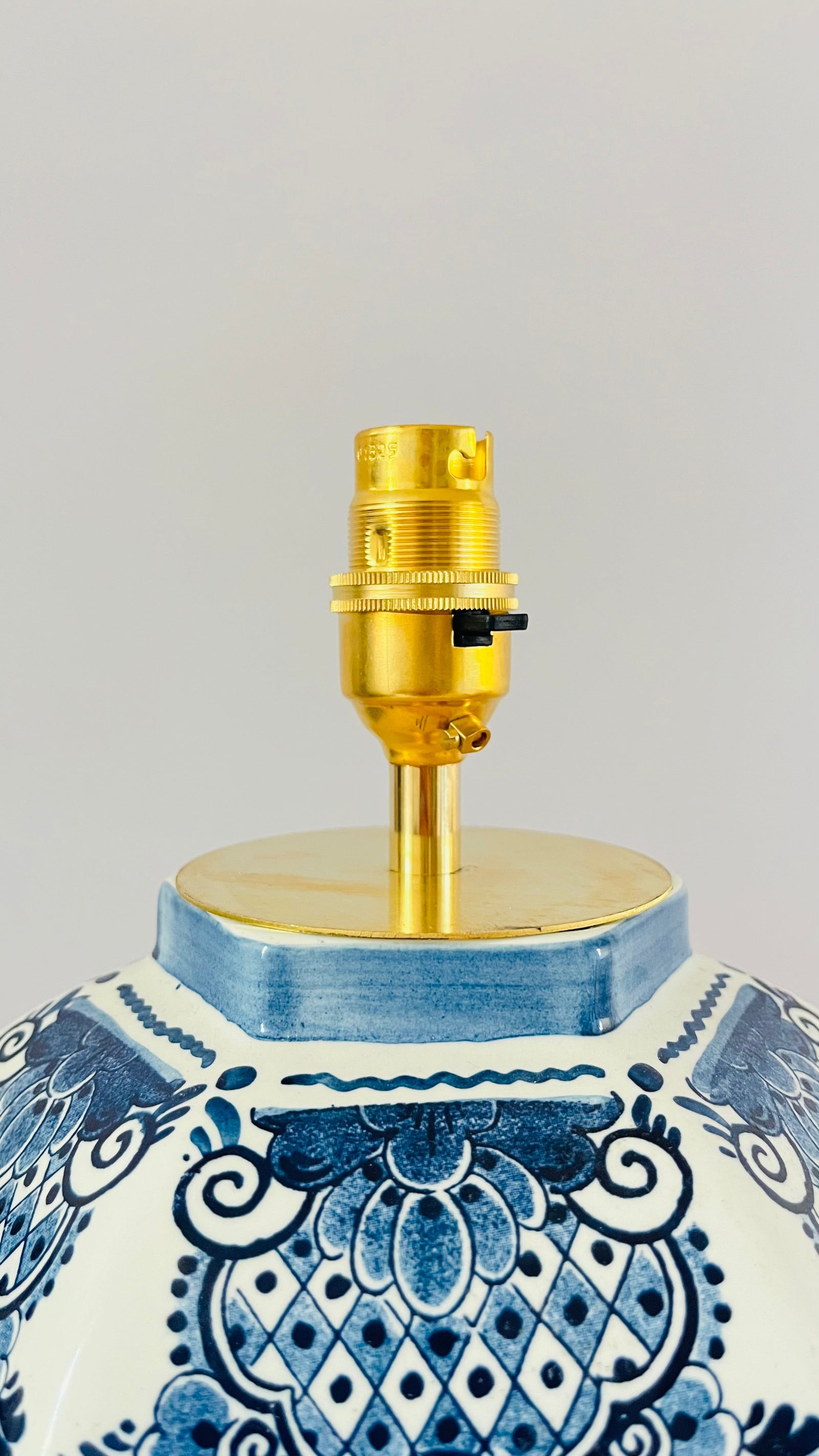 Antique Delft ‘Distel’ Lamp