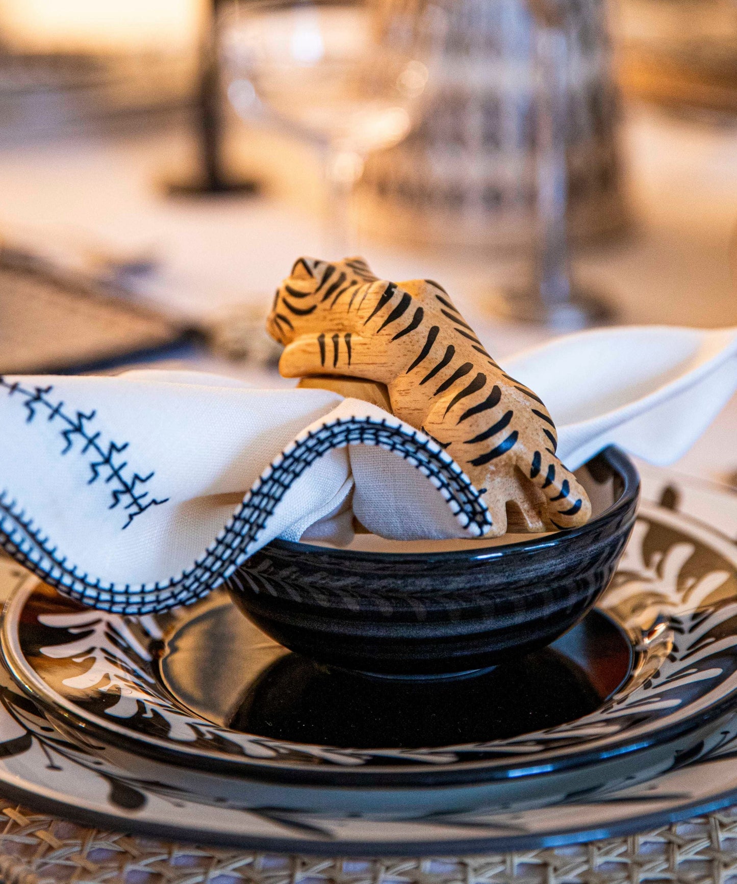 Felino Tiger napkin ring, close-up of the hand-carved tiger detail