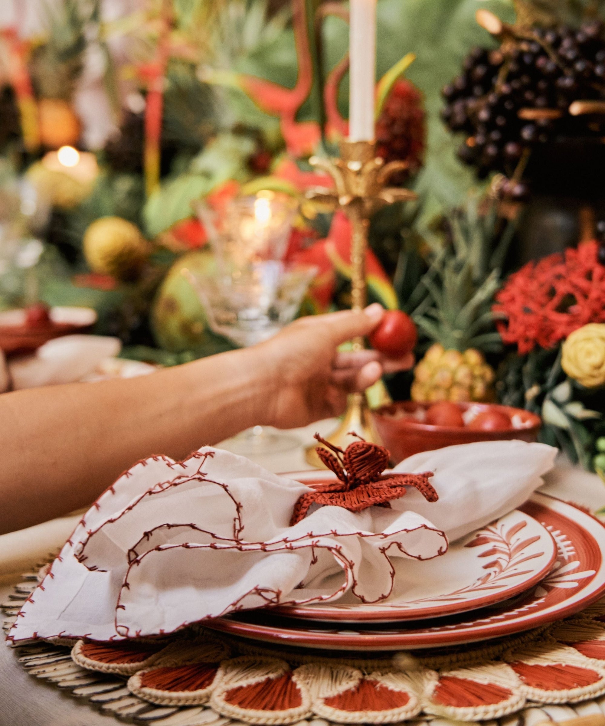 Orquidea napkin ring in terracotta, handwoven iraca palm, on a table setting