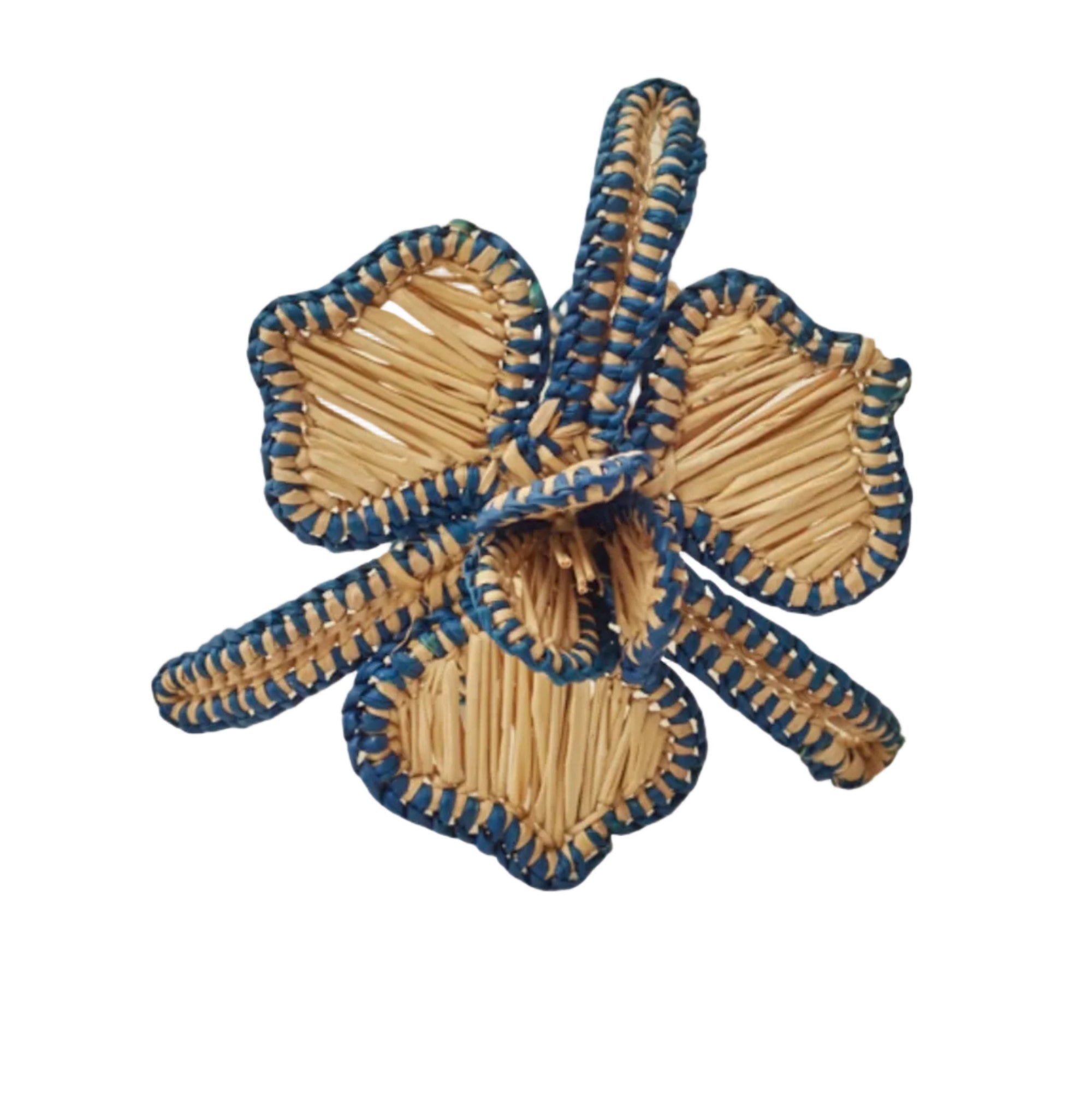 Orquidea napkin ring with a deep blue border, handwoven iraca palm, holding a folded napkin