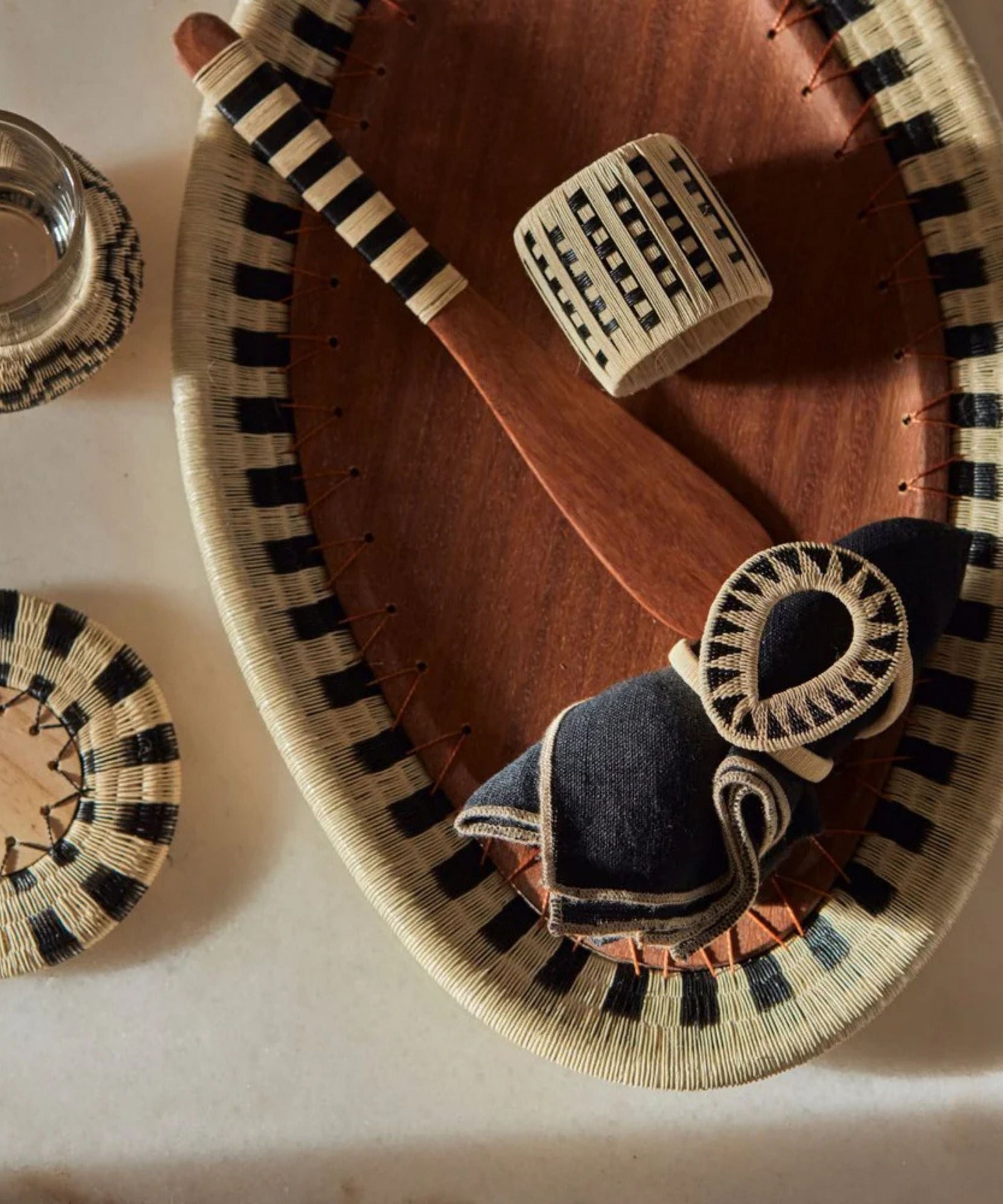 Pacífico Werregue cheese board, handwoven black and white Werregue palm edge, Colombian artisan serveware