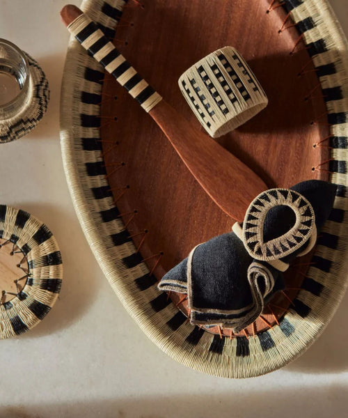 Pacífico Werregue cheese board, handwoven black and white Werregue palm edge, Colombian artisan serveware