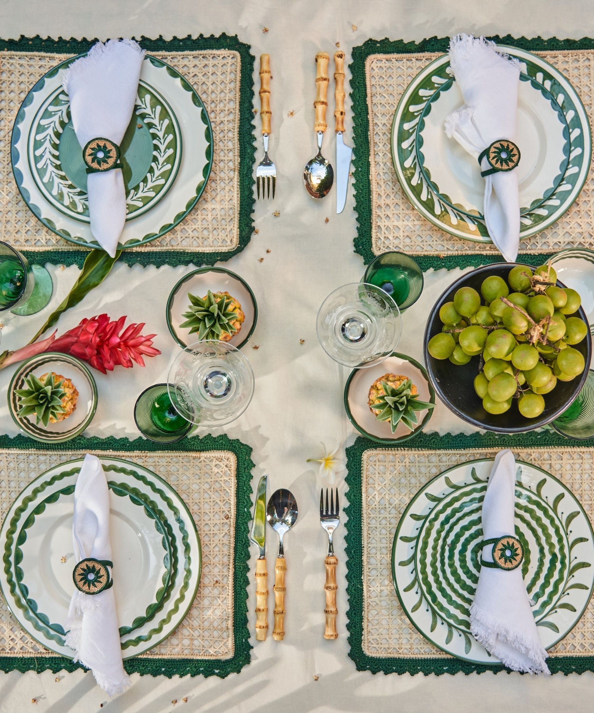 Nubia placemat in green, close-up of the iraca palm weave