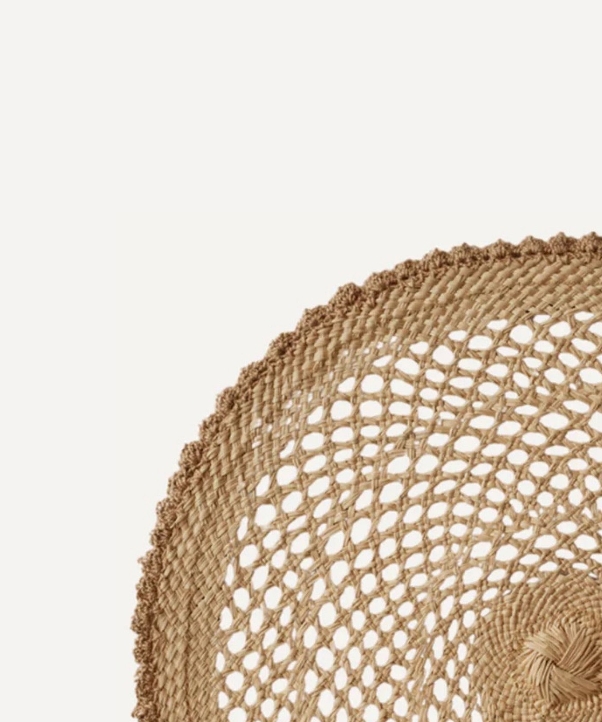 Crochet placemat in crudo, close-up of the iraca palm weave