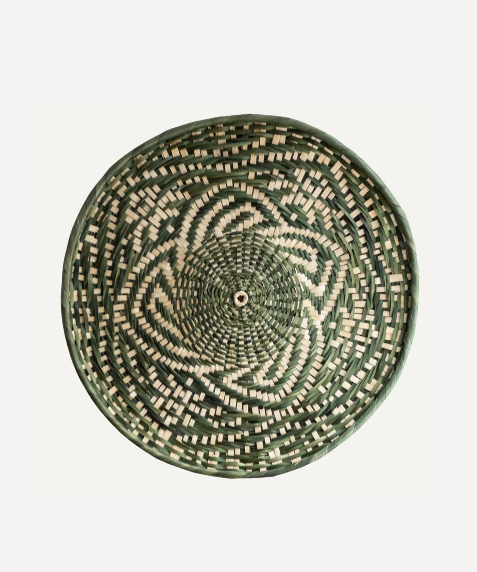 Liliana charger in green - handwoven Tetera palm, MITE cooperative, Colombia
