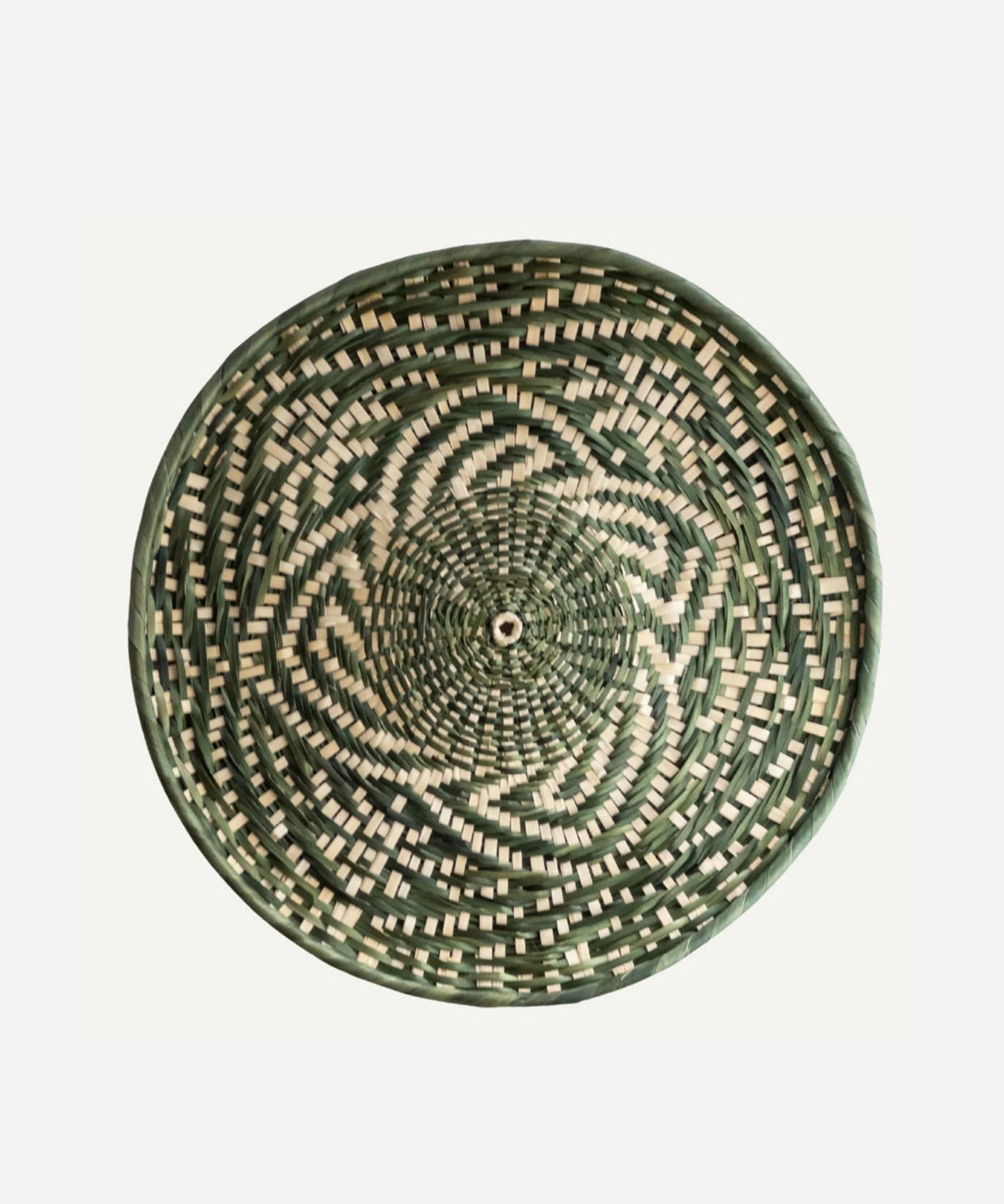 Liliana charger in green - handwoven Tetera palm, MITE cooperative, Colombia