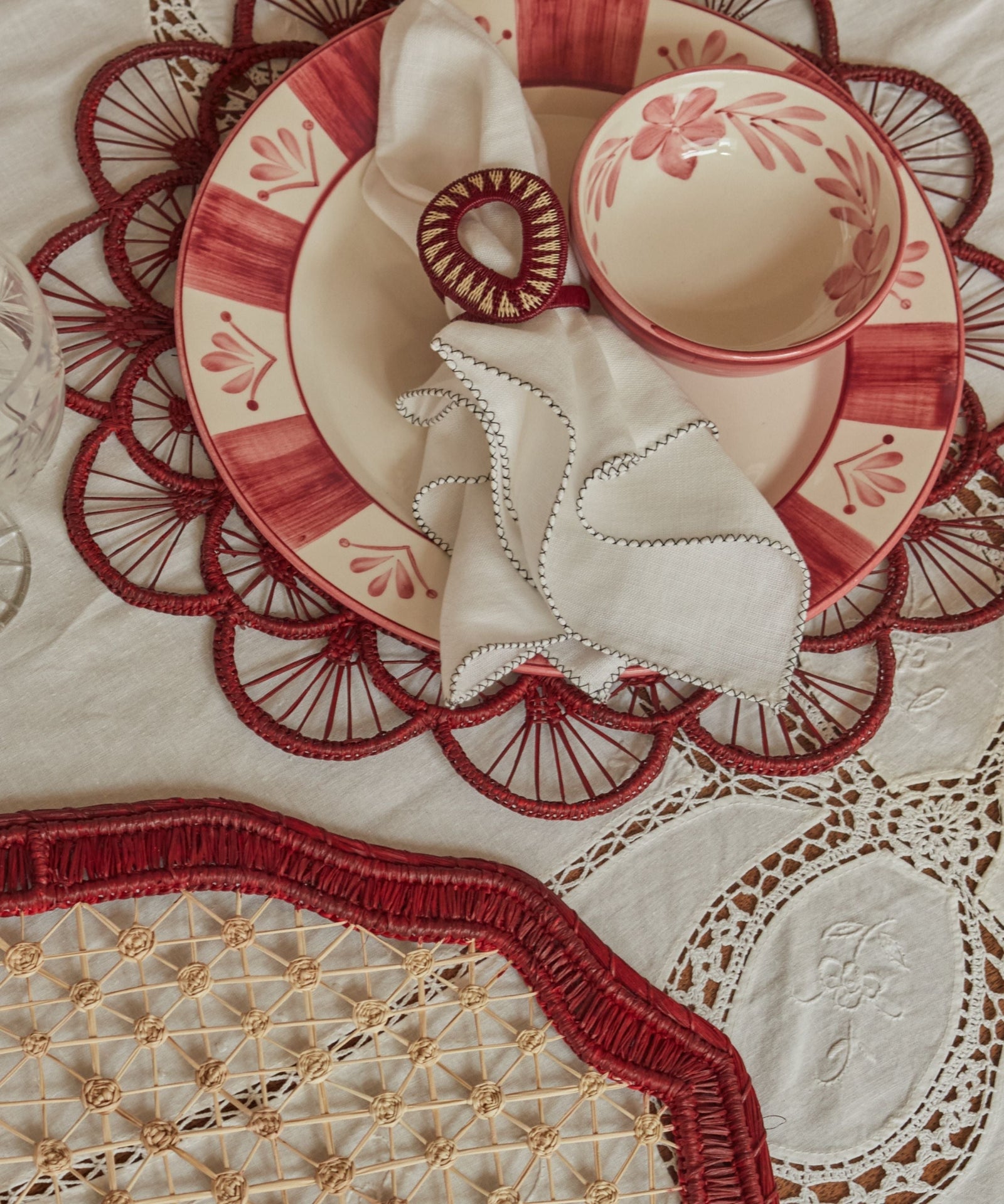 Margarita placemat in marsala, close-up of the iraca palm weave