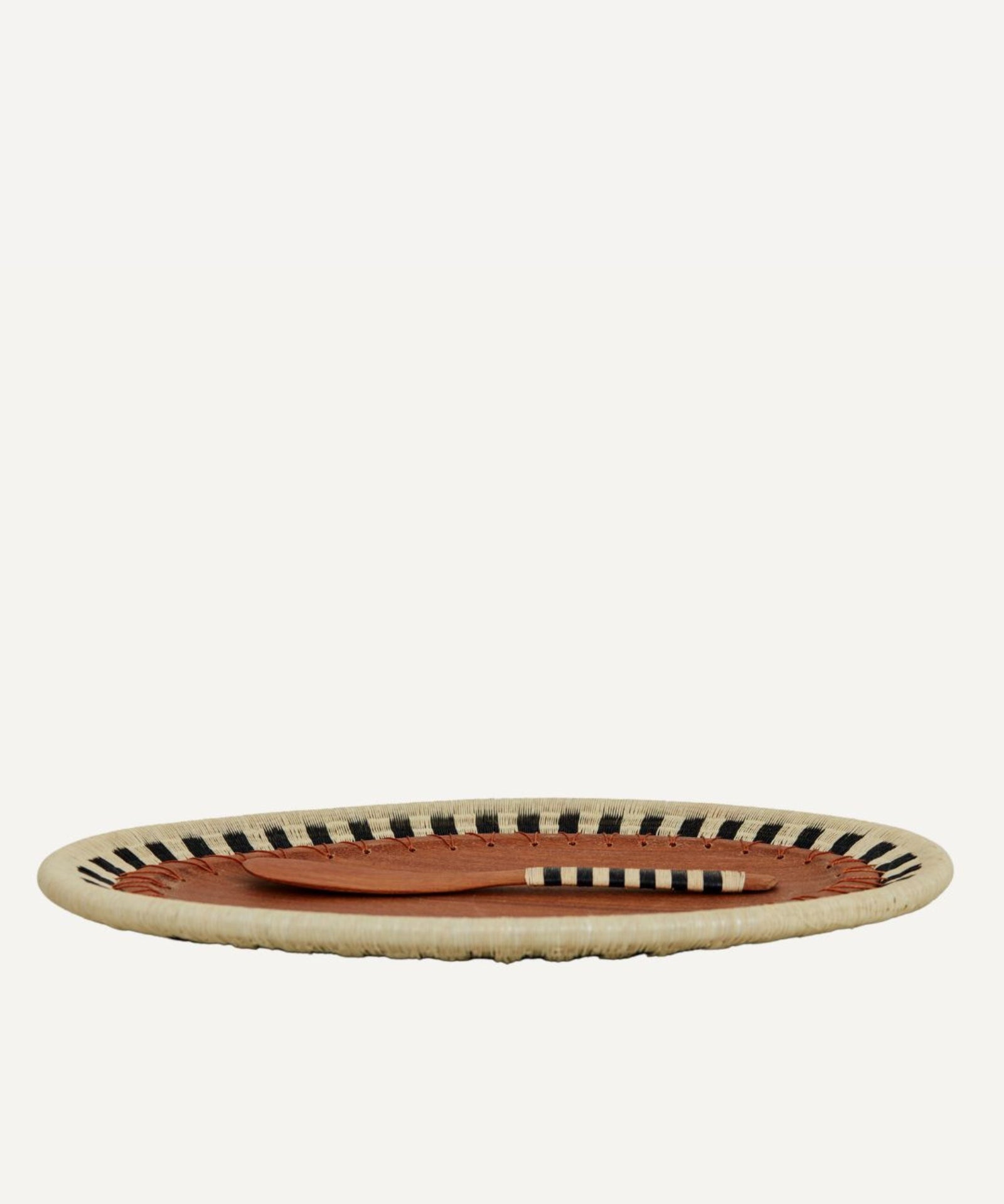 Pacífico Werregue cheese board with its matching Werregue-wrapped palette knife