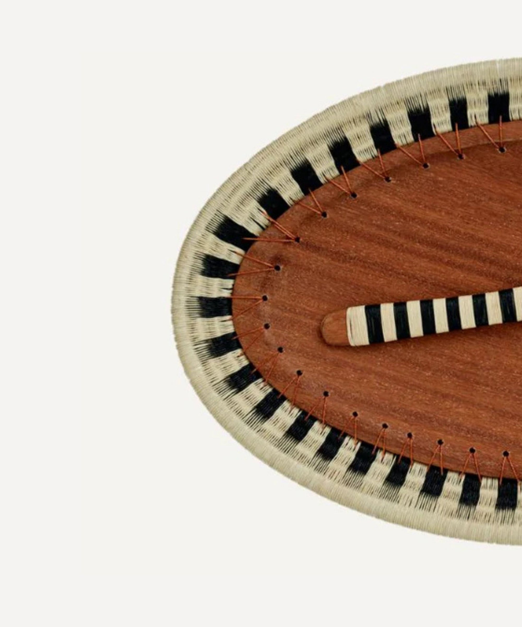 Detail of the handwoven black and white Werregue palm weave on the Pacífico cheese board